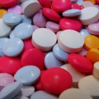 Pas facile de vivre en colocation avec un toxicomane. Non seulement ce Fils de Park’s me grignote peu à peu les neurones, mais en plus de cela, il m’a prise en otage. Le deal ? De la dopamine sous toutes les formes et sous toutes les couleurs oui, mais de la dopamine !